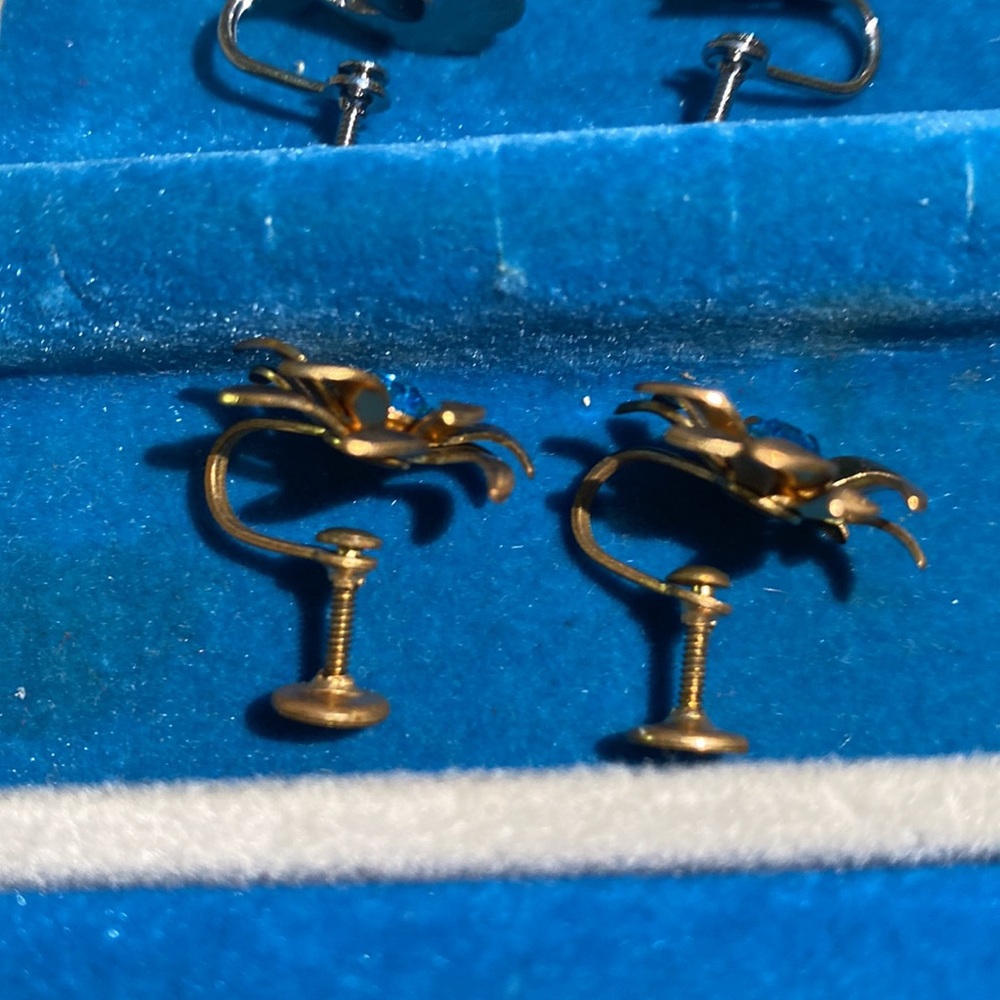 ANTIQUE EARRINGS. SET OF 2 screw on earrings. Brilliant blue stones. - Picture 8 of 9